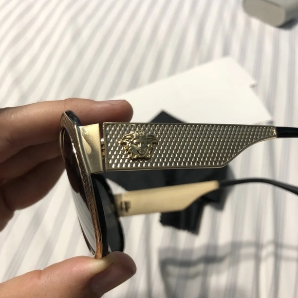 Versace - Picture 10 of 12